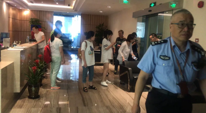 唐小僧已雷，现场被警方控制 贷款 第1张